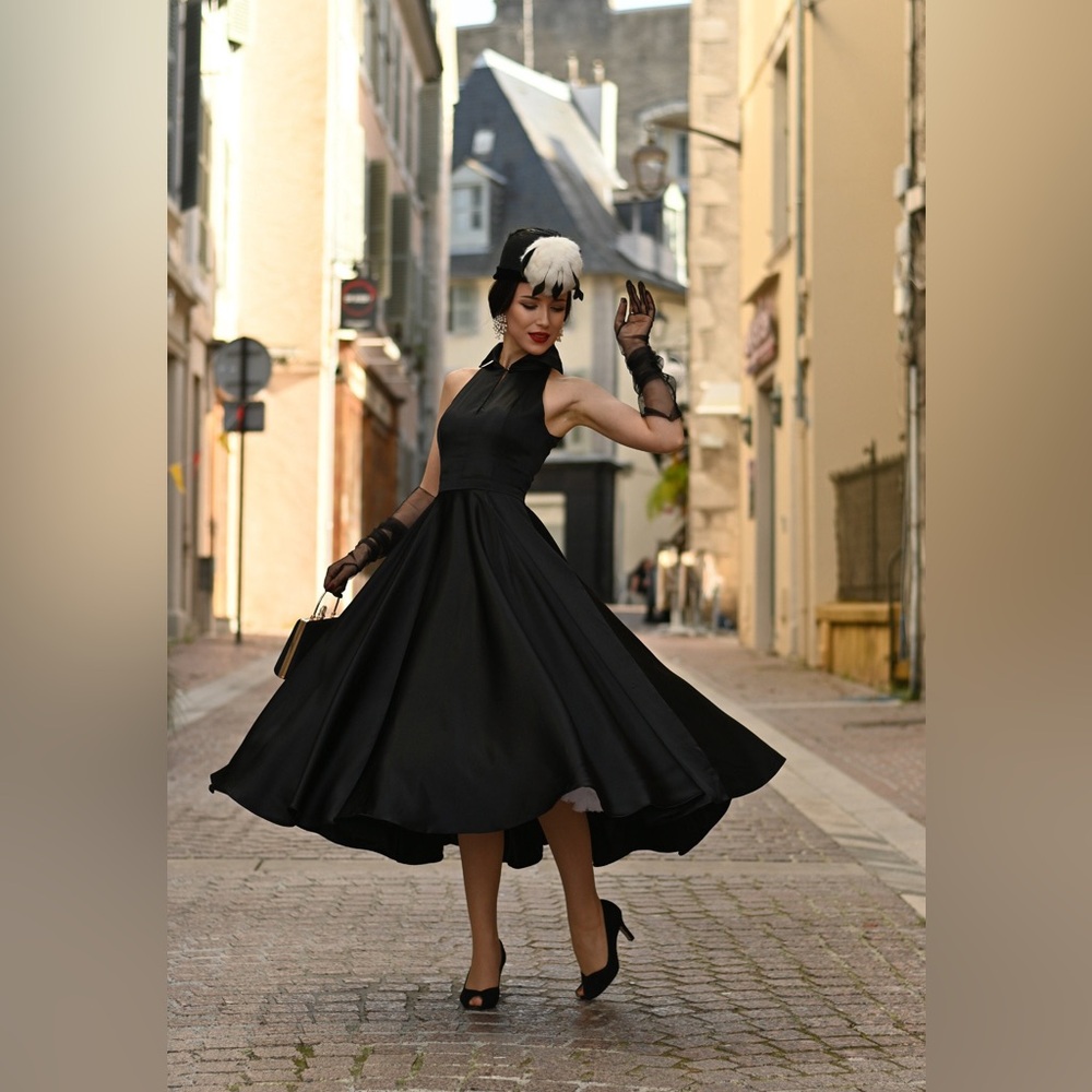Audrey Hepburn Inspried Dress
- Halter Neck Dress - Black
Dress - Midi Dress